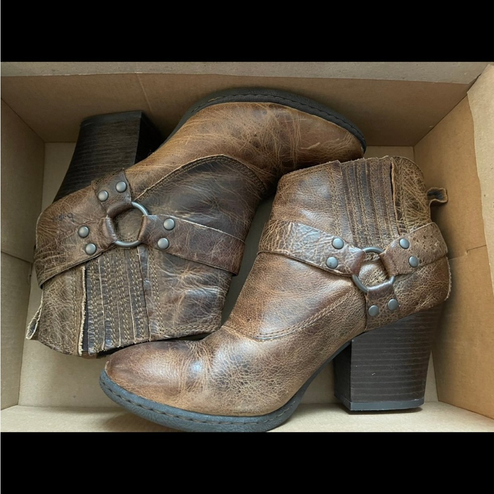 BROWNSTONE SASHA BOOTIE SIZE 9